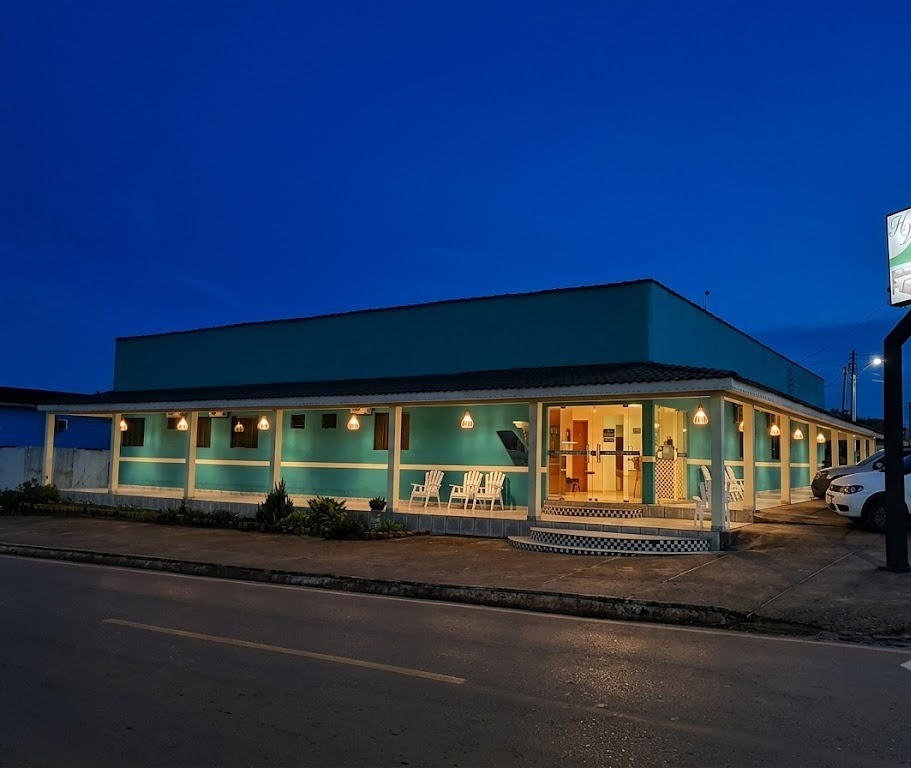 Fachada do Hotel Verdan à noite — Alvorada D'Oeste RO